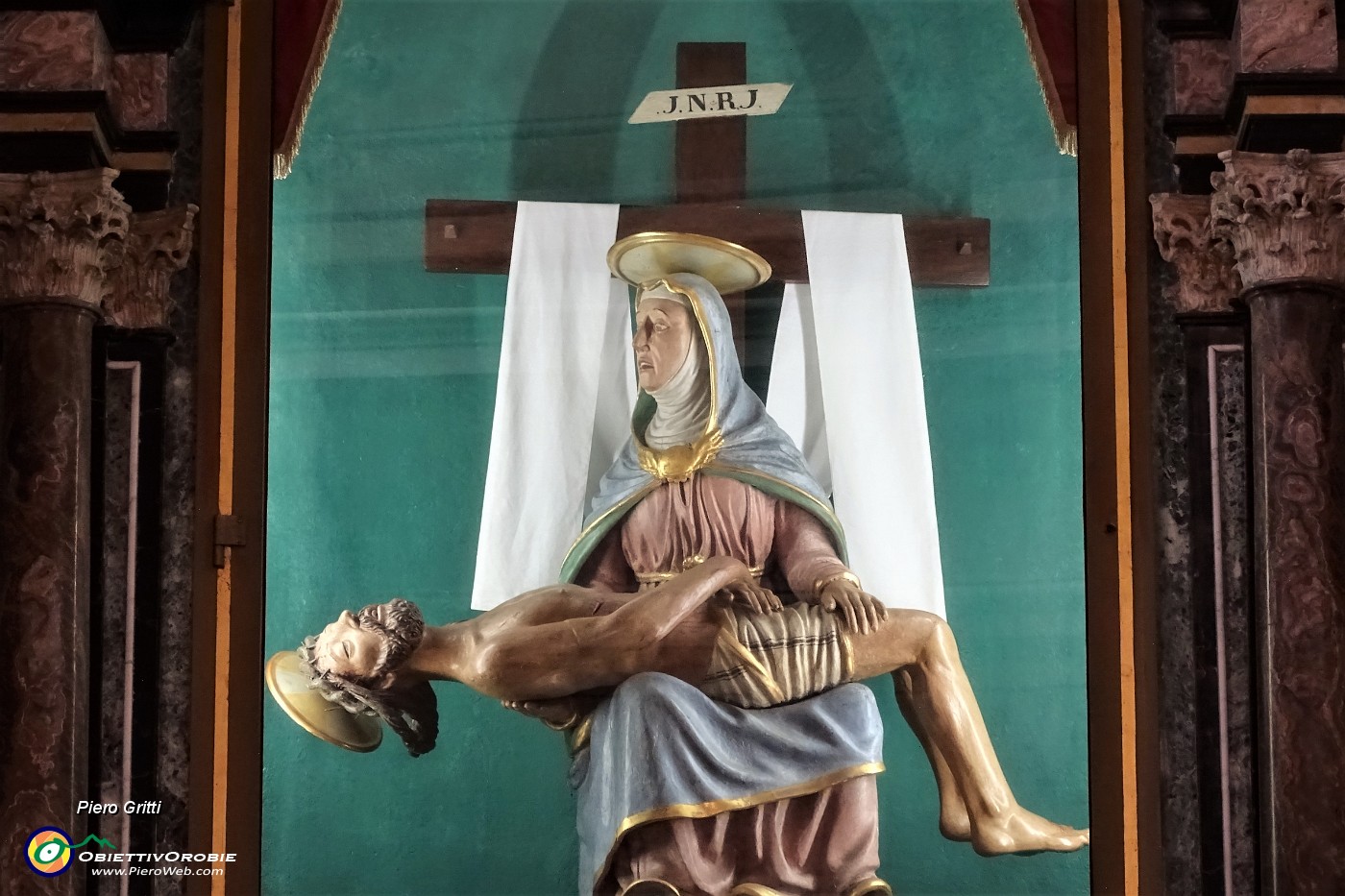 02 Statua lignea della Madonna che regge il Cristo morto (Anonimo, sec. XVI).JPG